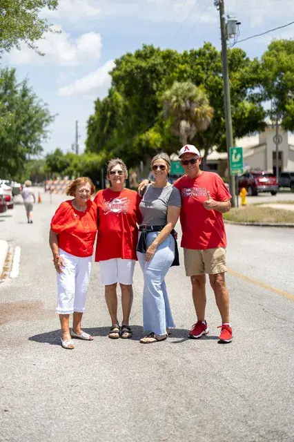 The four in red, wider, with the street behind.